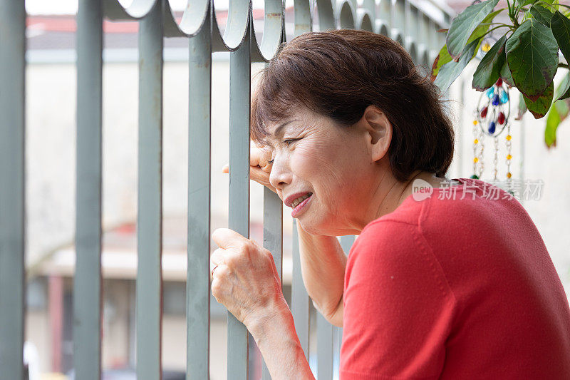 站在阳台上的老妇人