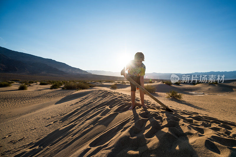 一家人在加州死亡谷的沙丘上玩耍