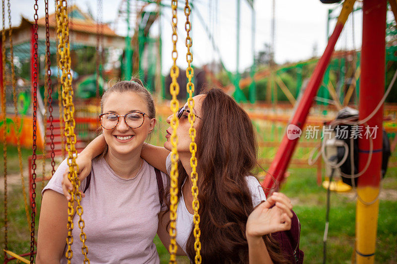 两个幼稚的女孩在游乐场