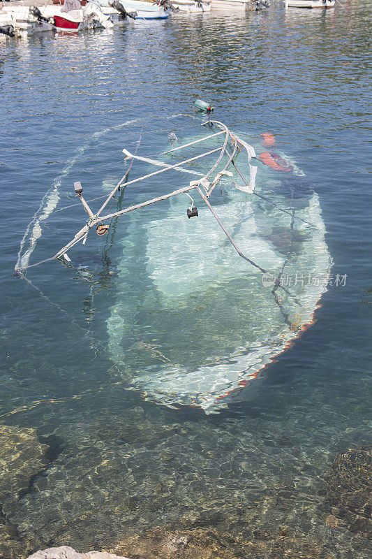 土耳其海伊布库达卡穆格拉沙滩上的一艘沉船