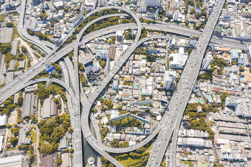 无人机鸟瞰泰国首都曼谷的高速公路和立交桥交叉口道路的建筑结构和交通概念