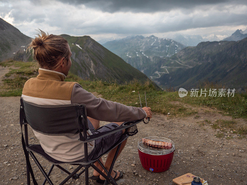 一个人在山口做烧烤排骨