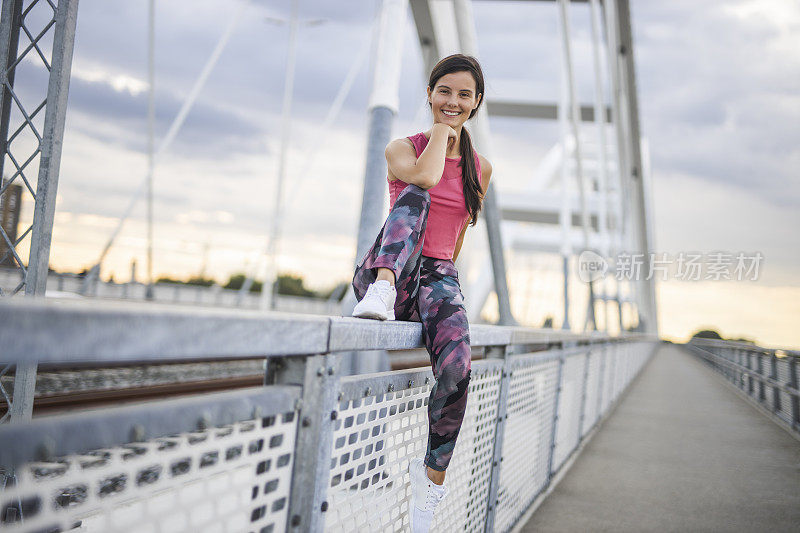 户外运动训练后休息的运动型妇女