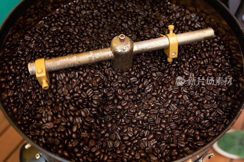 咖啡豆和一台咖啡烘焙机
