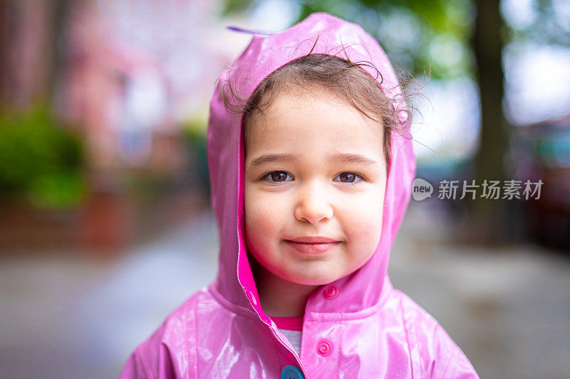 穿雨衣的小女孩