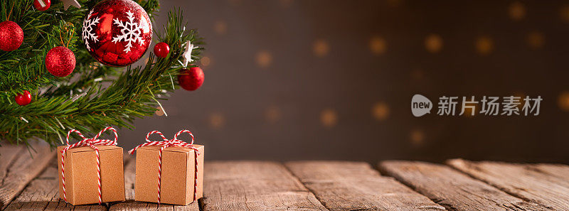 圣诞横幅背景，礼物上的旧木地板，圣诞树
