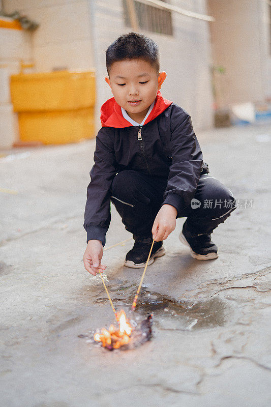 孩子烧烟花