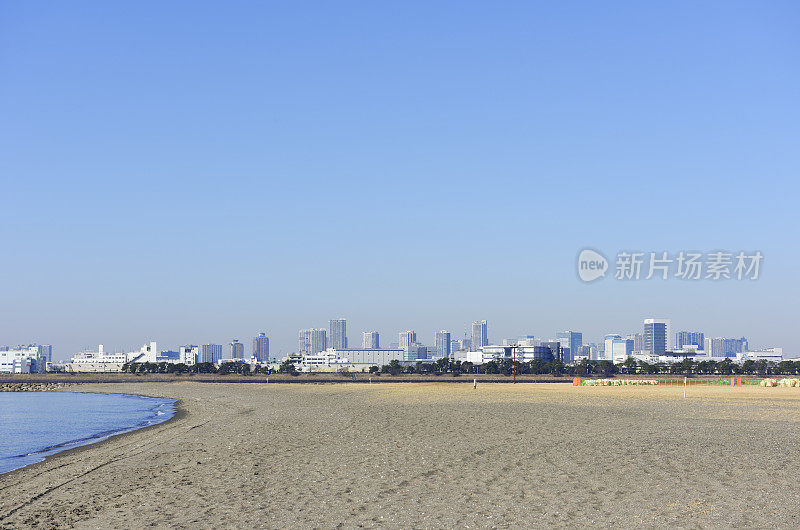 从东京湾地区的城市天际线对晴朗的天空