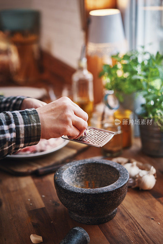 准备羊排配碎肉和西兰花