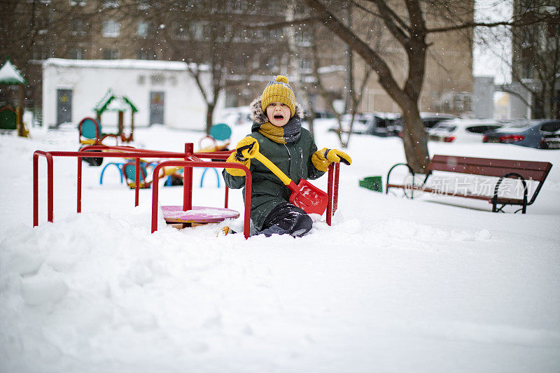 孩子们在雪中嬉戏