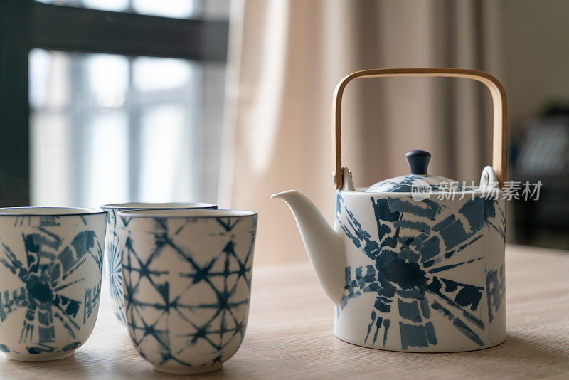 用亚洲茶壶和杯子拍静物照