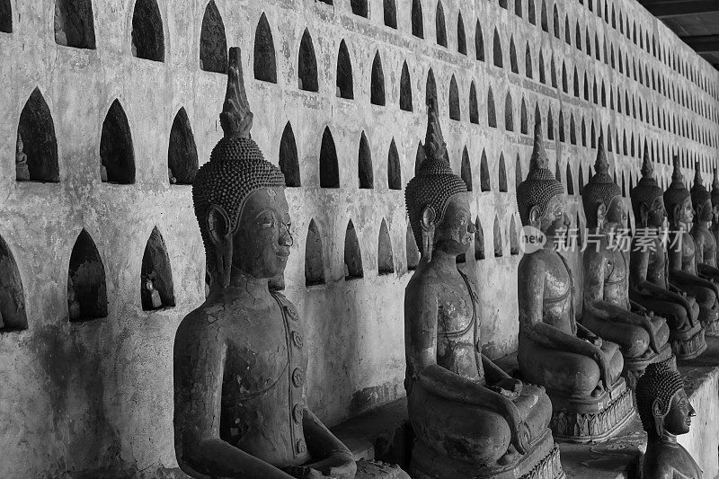 近距离观看佛像和菩萨雕像，万象，老挝