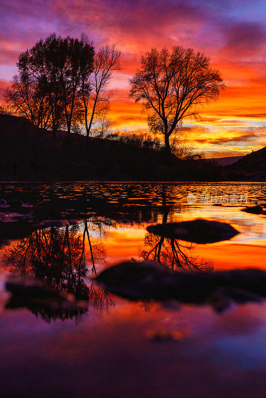 科罗拉多鹰河秋季的戏剧性多彩的日落