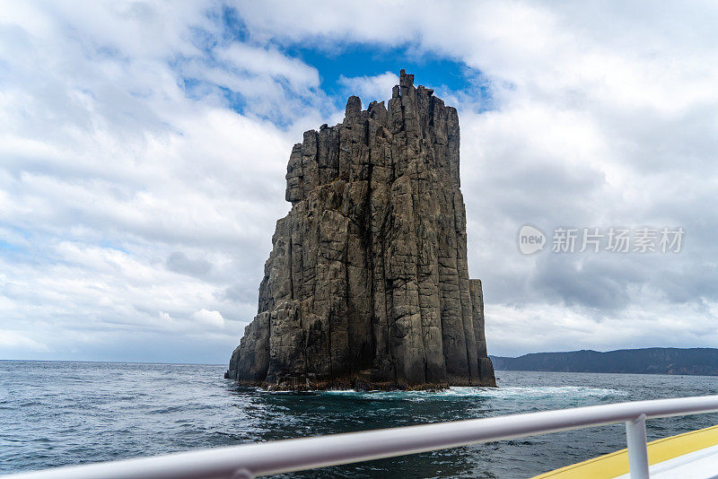 角豪伊，鹰颈海岸悬崖在塔斯曼国家公园保护区，阿瑟港，澳大利亚塔斯马尼亚