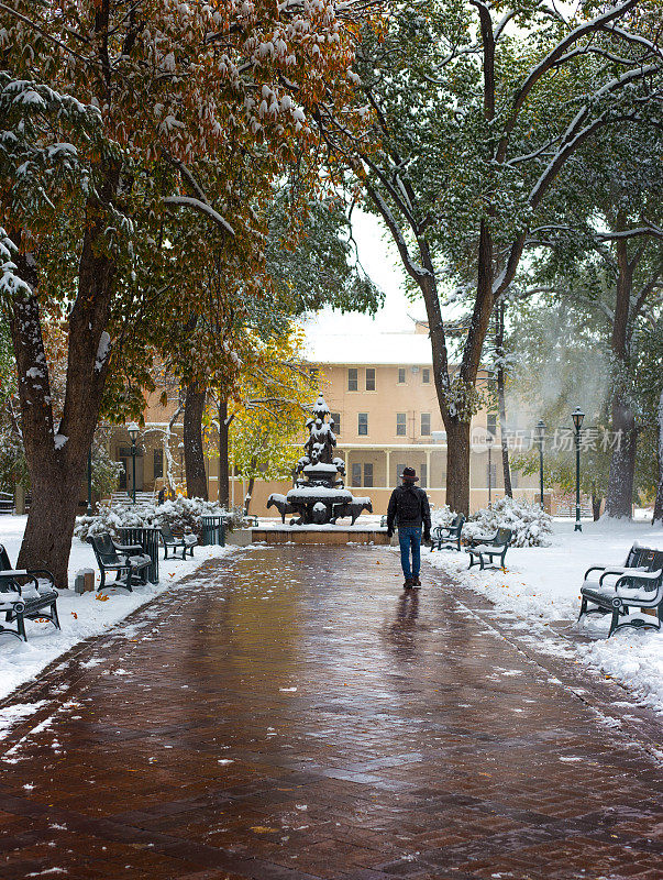 圣塔菲，NM:秋天，一个人在市中心的雪景公园散步