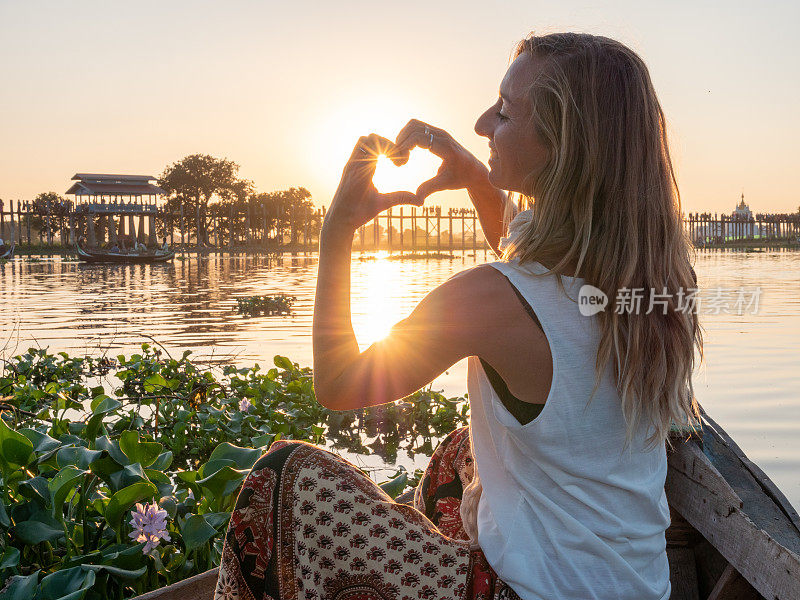 女人喜欢在U桥上的夕阳从长尾船