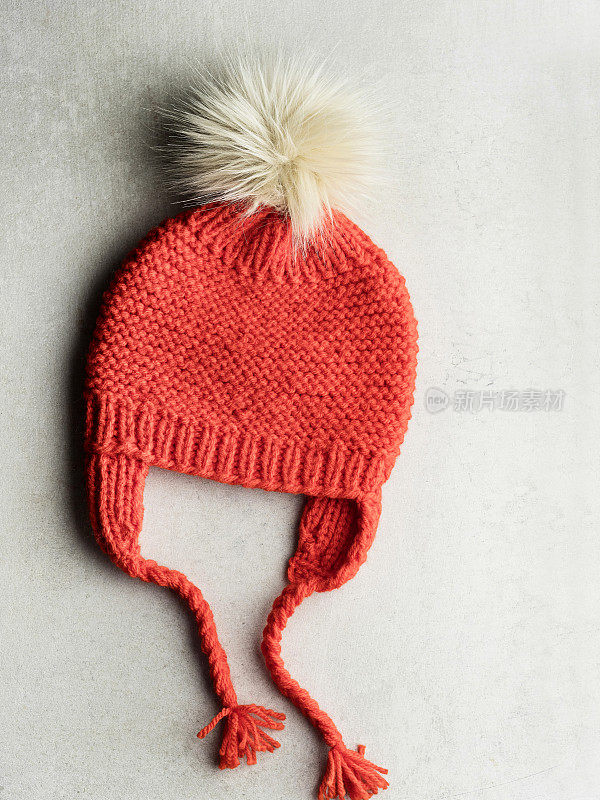 红色绒球帽，绒球帽，红色长袜帽，冬季长袜帽，温暖的冬季帽，