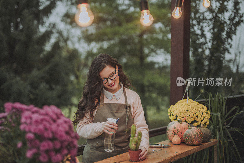 美丽的女性花商照顾仙人掌