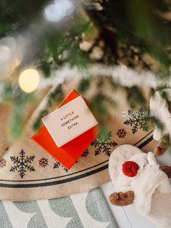 圣诞礼物圣诞树下的礼物盒子和毛绒拖鞋
