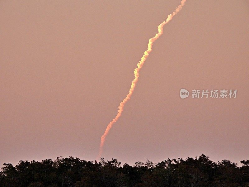 2020年11月13日——佛罗里达州卡纳维拉尔角联合发射联盟发射的阿特拉斯五号火箭的烟雾痕迹