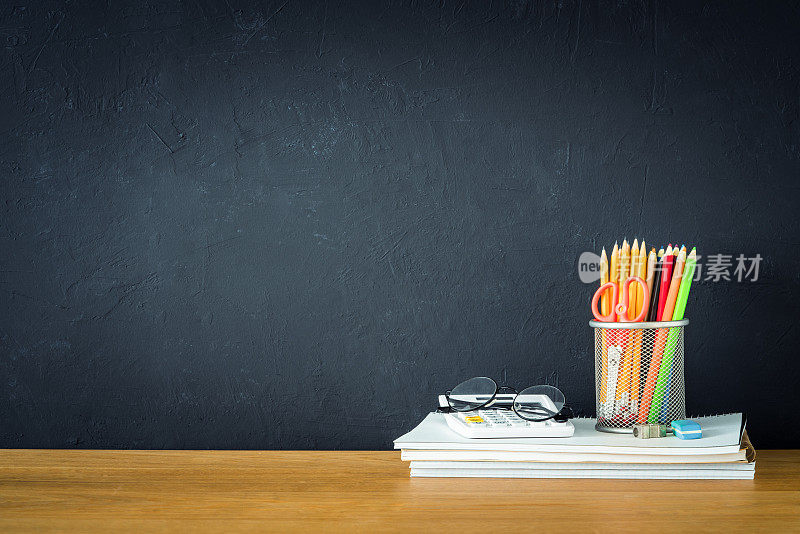 教育，理念回到学校，木桌上的铅笔，黑板背景