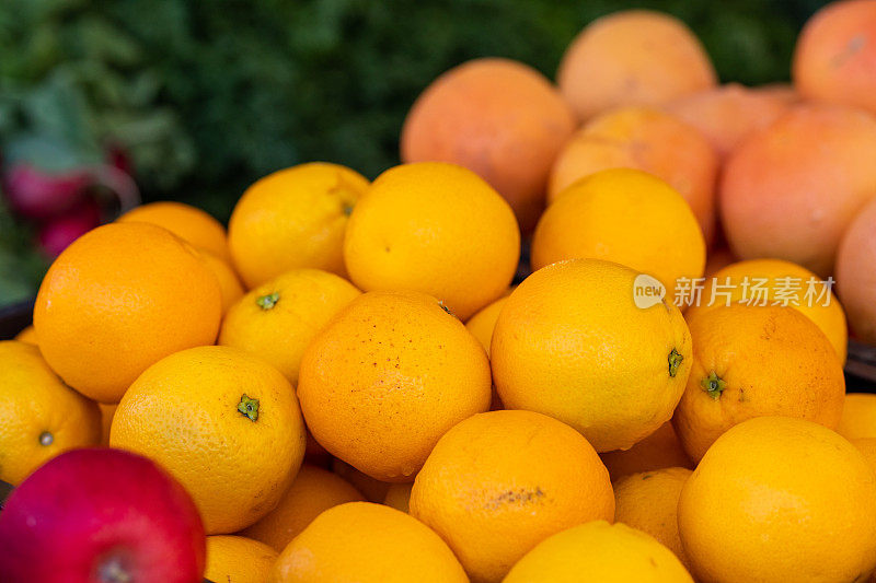 在农贸市场展出的有机橙子