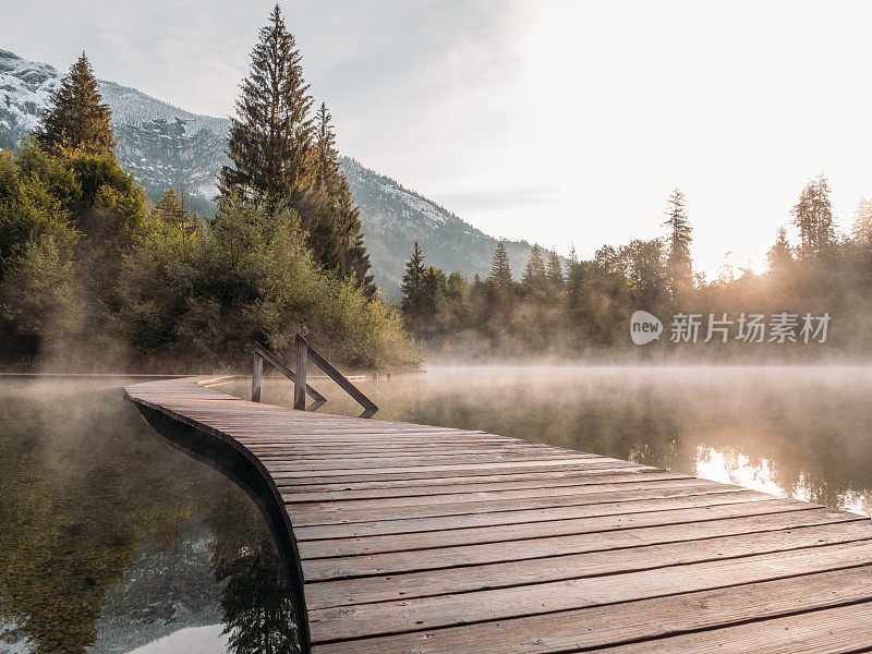 风景优美的阿尔卑斯湖和山脉在瑞士