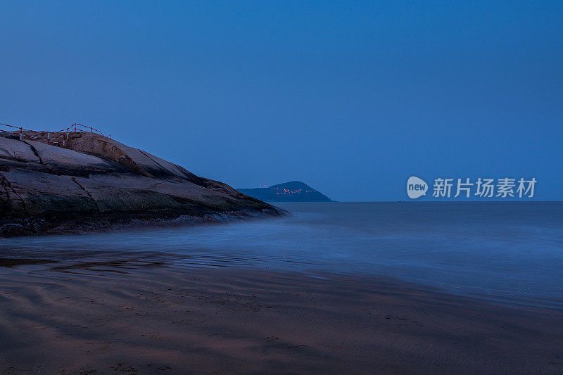 近景舟山群岛普陀山的海岸和岩石，中国观音菩萨(观音)所在地