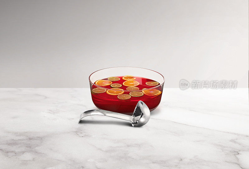 大理石厨房台面上的水果潘趣酒碗和勺子