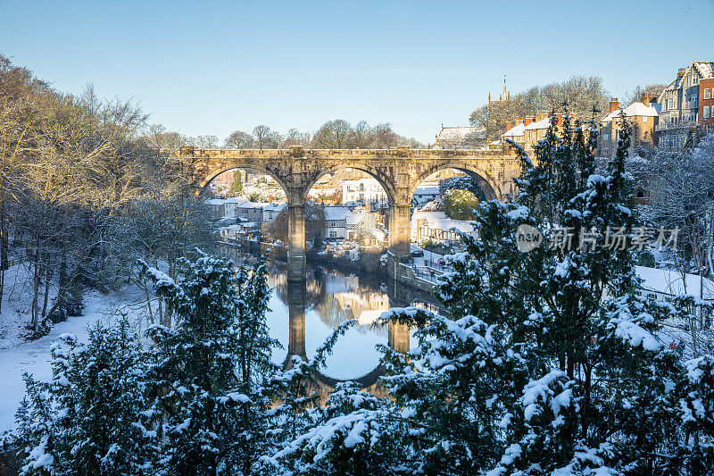 英国约克郡北部的Nidd河和铁路高架桥上的冬季雪景