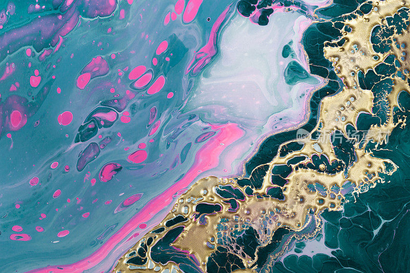 粉红色的霓虹泡泡和翠绿色的金色波浪。流体艺术。大理石效果的背景或纹理