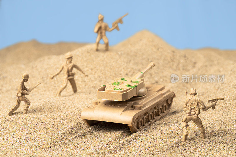 沙漠中的塑料玩具士兵