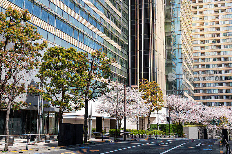 空荡荡的楼层和现代化的城市建筑