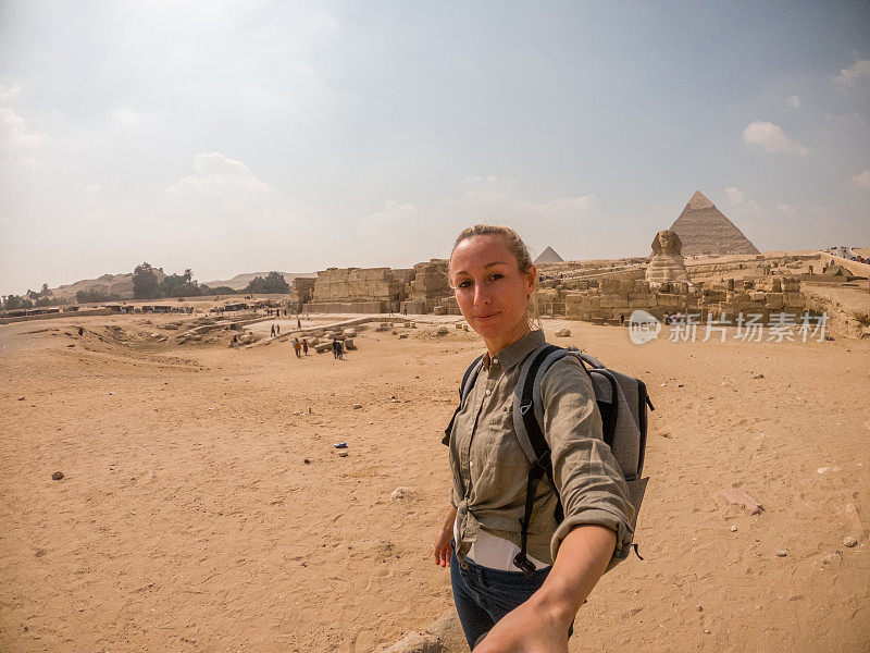 埃及一名女子在金字塔前自拍