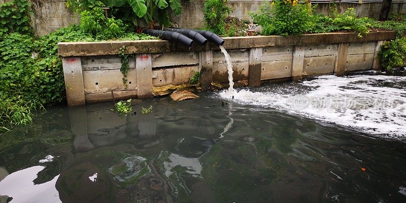 水从下水道流入运河。