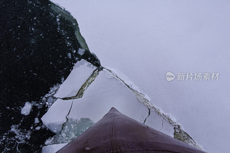 船通过冰和附近的冰山，在保莱特岛附近，南极洲