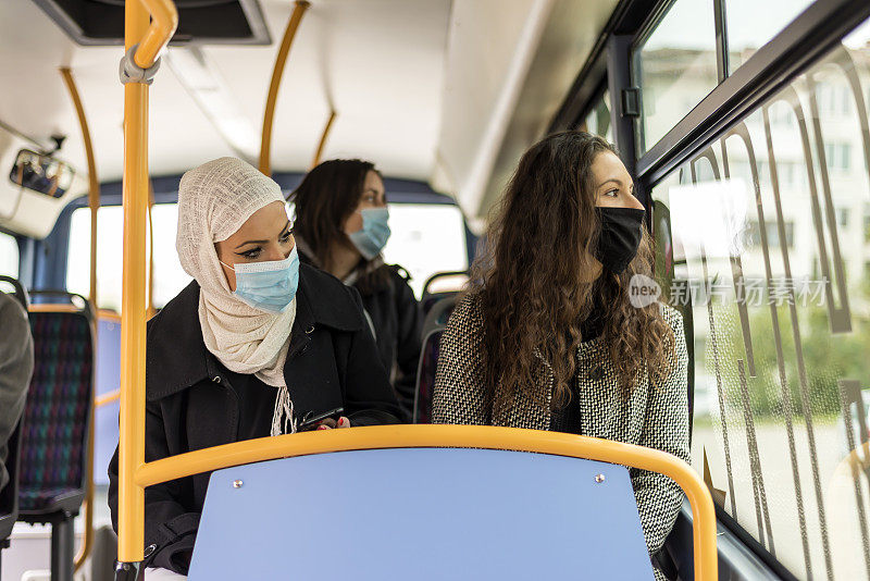 穆斯林妇女乘坐公共交通工具上班