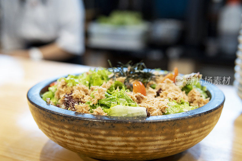 日本料理餐厅的蔬菜沙拉