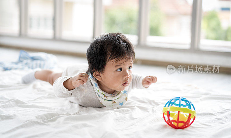 亚洲婴儿在家里玩