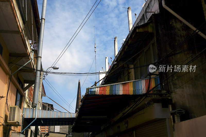 曼谷市中心狭窄街道上的抽象建筑外观