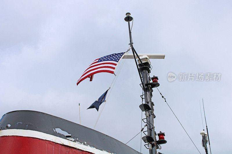 一艘拖船停靠在美国俄亥俄州托莱多市中心的莫米河上