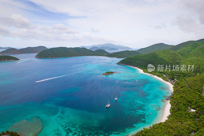 空中俯瞰美属维尔京群岛的圣托马斯和圣约翰海滩