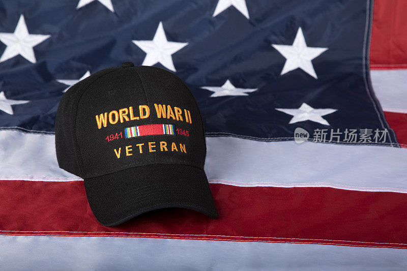 有美国国旗背景的二战老兵帽子