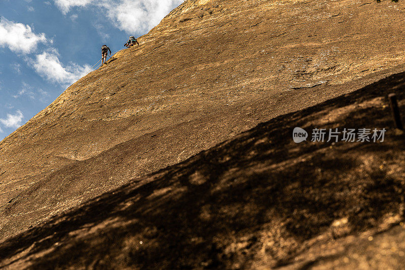 在里约热内卢攀登岩石山的登山者