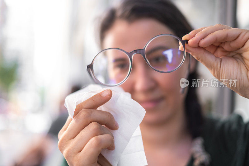 女人清洗眼镜