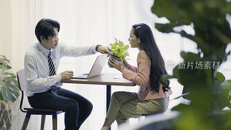 在工作场所一起工作的商务人士