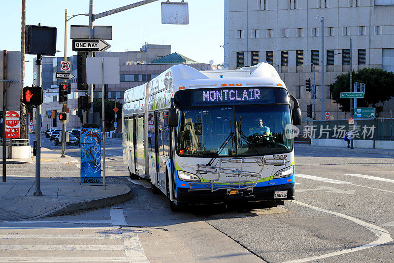 在洛杉矶市中心的FasTrak公交道上运行的山麓公交