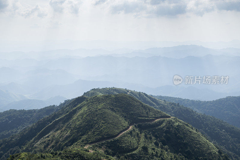 黄昏的光线穿过云层和山脉