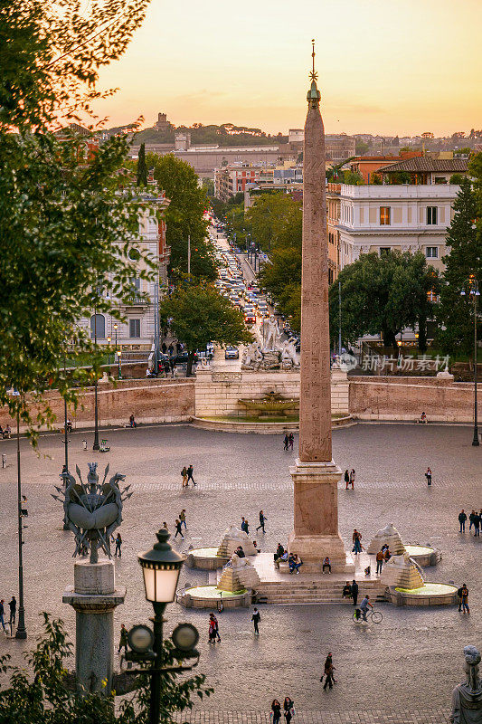 从罗马历史中心的平西奥花园看到的波波罗广场的日落