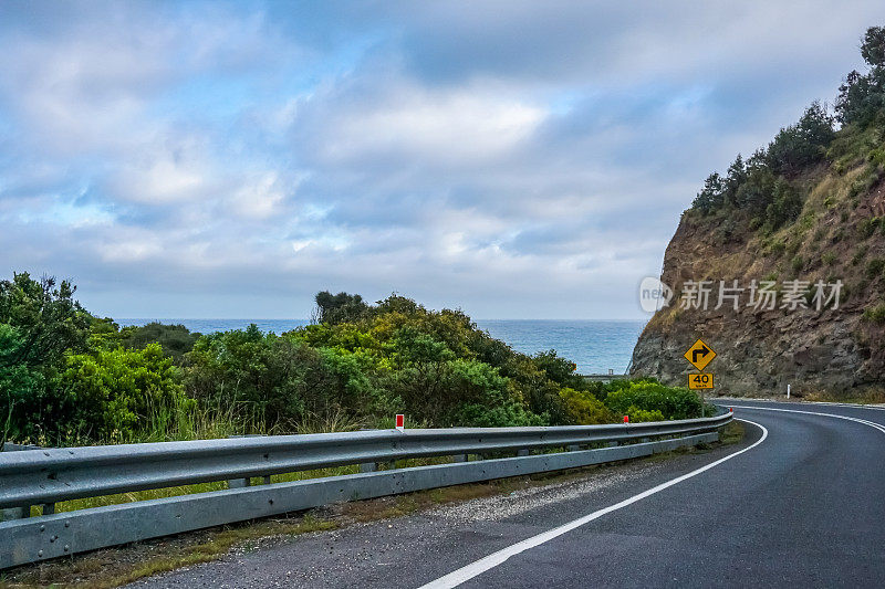 行驶在澳大利亚的大洋路上。